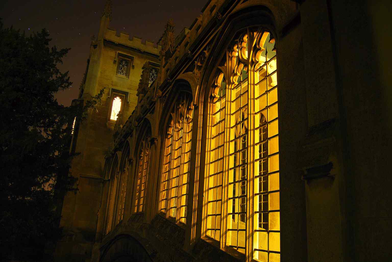 Sehen Sie, wie die Seufzerbrücke als lebenswichtige Ader fungiert, die den Third Court und den New Court des St. John's College verbindet und eine bedeutende städtebauliche Entwicklung für Cambridge darstellt.