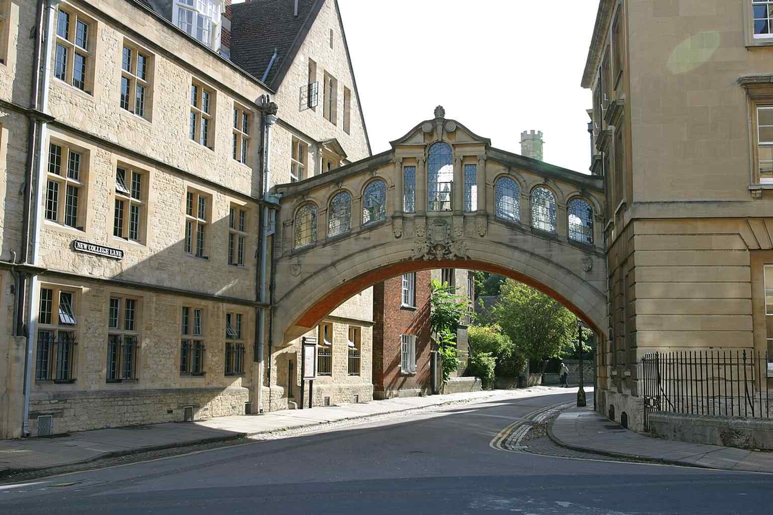 A classic full view of Hertford Bridge, the Oxford landmark often nicknamed the Bridge of Sighs.