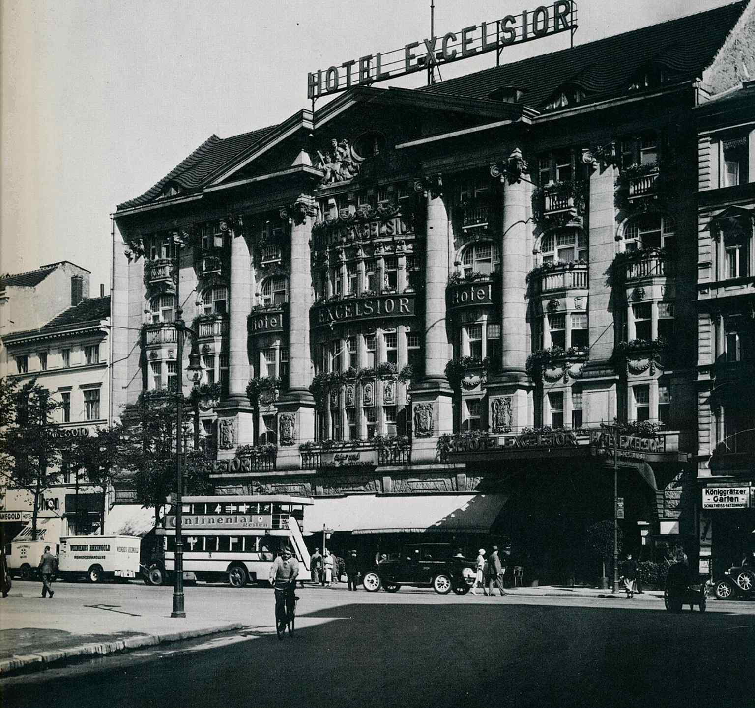 A rare early view of Hotel Excelsior in Kreuzberg around 1920, showing the grand prewar-era facade of one of Berlin’s biggest hotels.