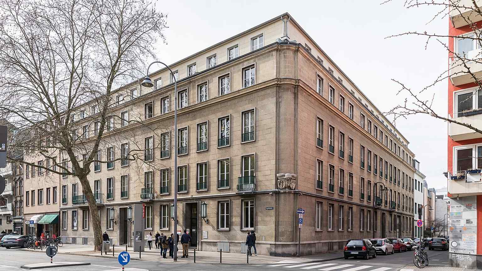 Diese Außenansicht des EL-DE-Hauses zeigt das Gebäude, das ursprünglich als Wohn- und Geschäftshaus konzipiert war und später zum berüchtigten Gestapo-Hauptquartier in Köln wurde.