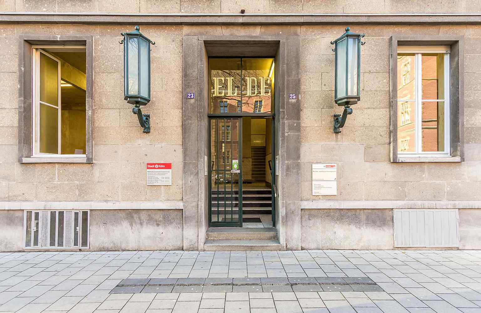 Der Eingang zum EL-DE-Haus, heute Sitz des NS-Dokumentationszentrums, zeigt die "Spur der Erinnerung" von Gunter Demnig, die an die Opfer des Nationalsozialismus erinnert.