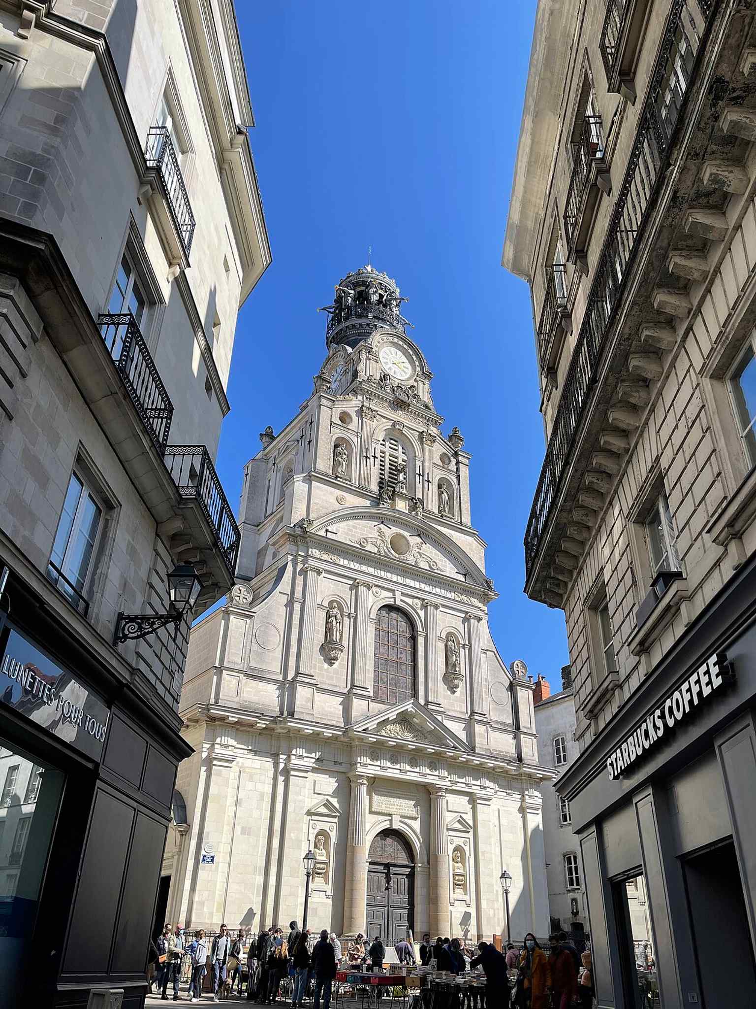 A clear street view of Holy Cross Church on Rue de la Marne, showing the church as a living part of Nantes’ Bouffay district.