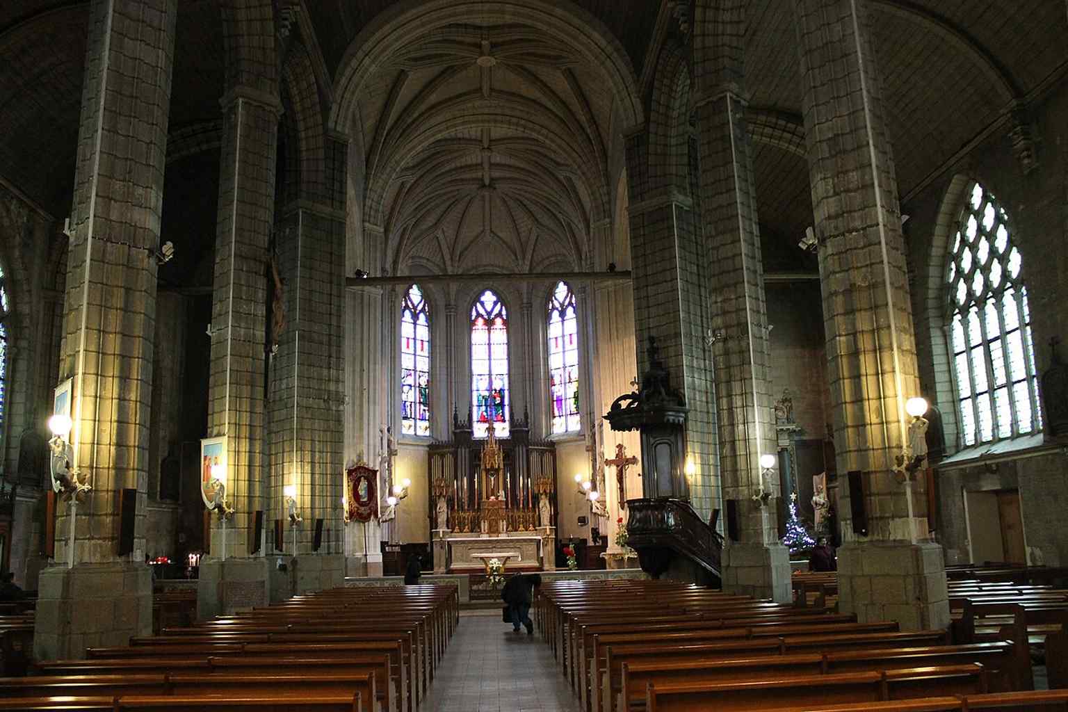 A wide interior view of the nave, useful for showing the church’s blend of Renaissance, Gothic, and later restoration styles.