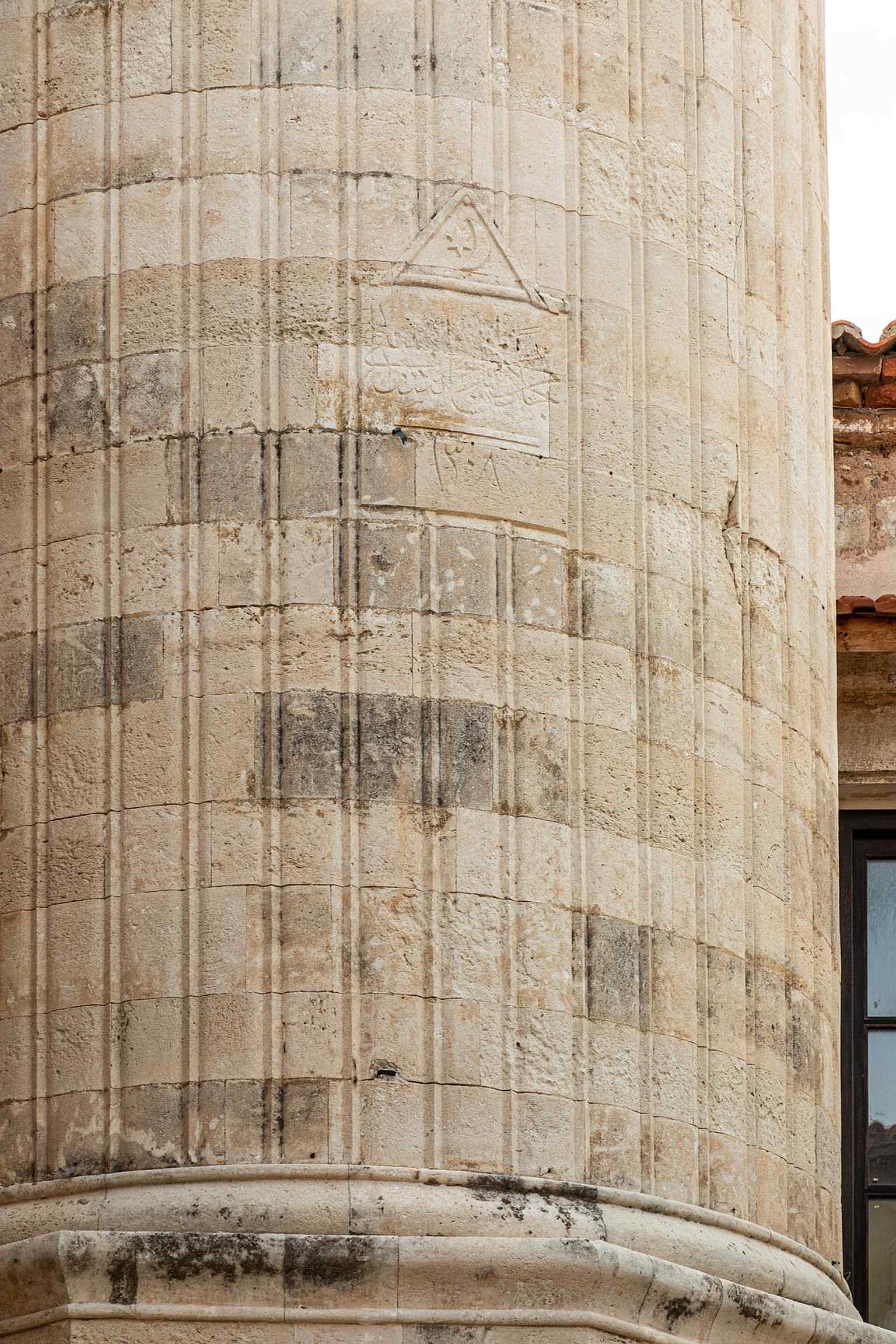 The imposing single minaret, built in 1890 by engineer Georgios Daskalakis, is the tallest structure in Rethymno and features two balconies.
