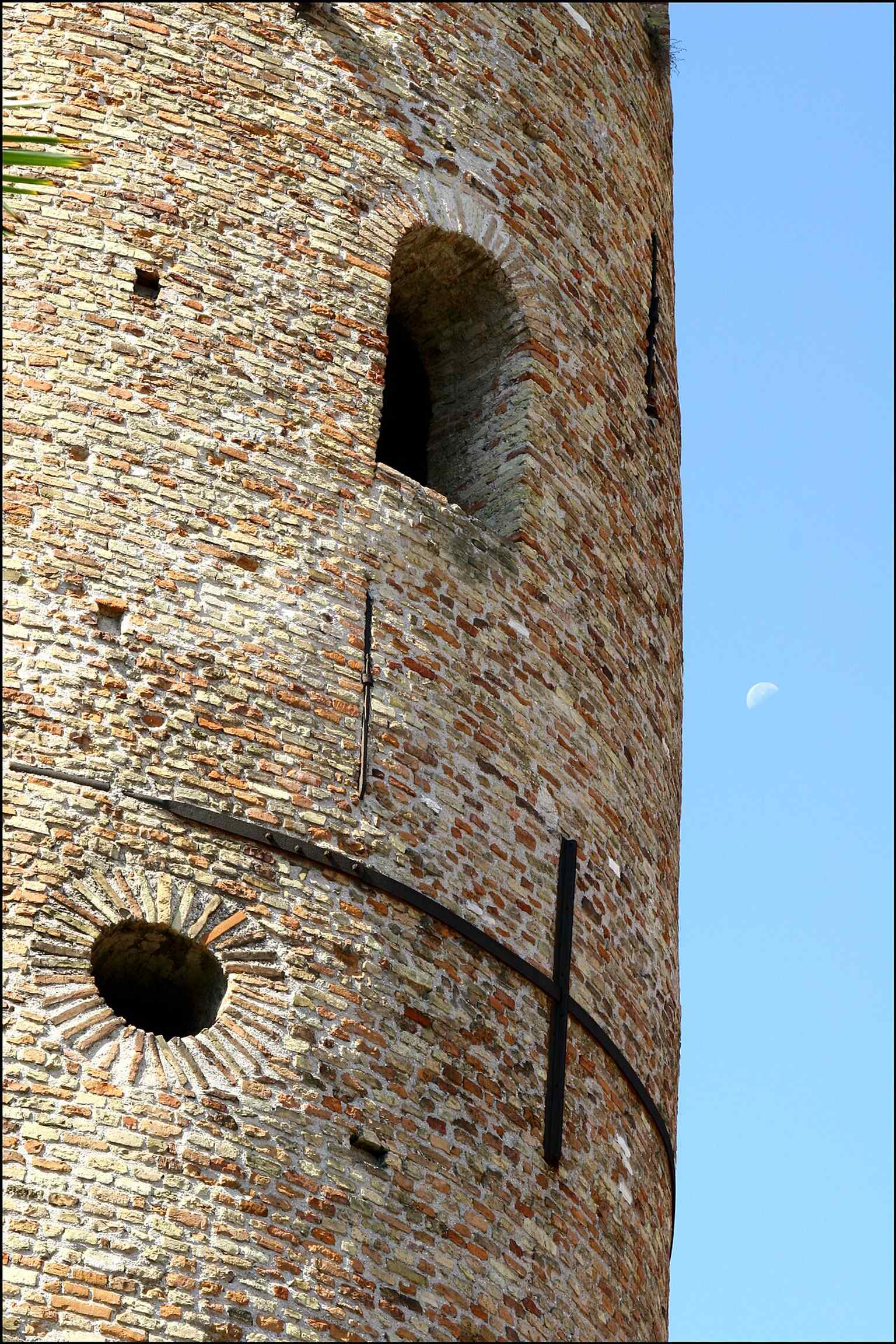 A closer look at the campanile’s upper levels, showing the medieval tower form described in the source text.