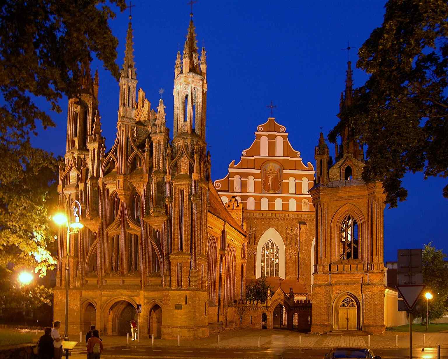 A night view from 2006, capturing the church as a living landmark long after the 20th-century restorations.
