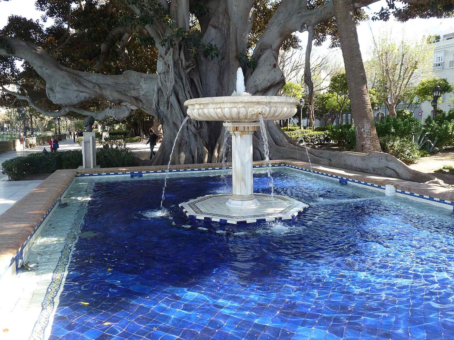 Azulejo and fountain details that reflect the Regionalist makeover of the Alameda by Juan Talavera in the 1920s.