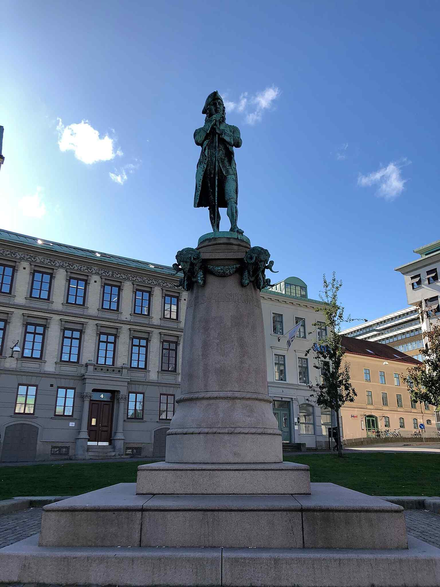 This general view shows the four-meter-tall statue of Jonas Alströmer, a central feature of Lilla Torget, unveiled in 1905.