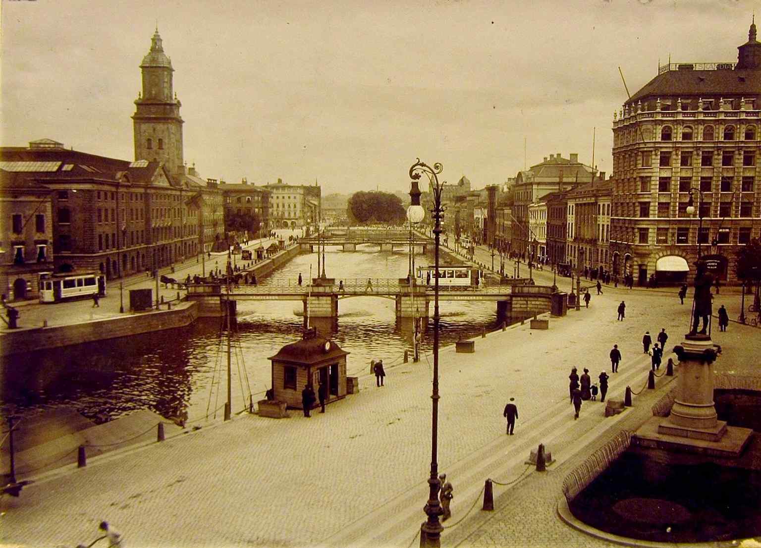 This 1916 view of Lilla Torget shows the droskkur (cabman's shelter) near the quay, one of 13 in the city until 1948, as well as the Jonas Alströmer statue.