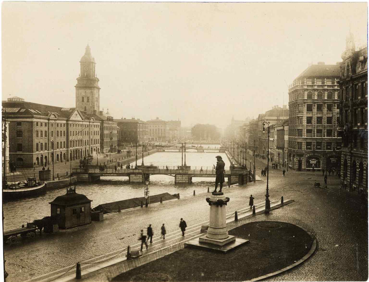 This 1920 historical image captures Stora Hamnkanalen from Lilla Torget, where Gothenburg's oldest fish market, known as Fiske Torgett, was once located.