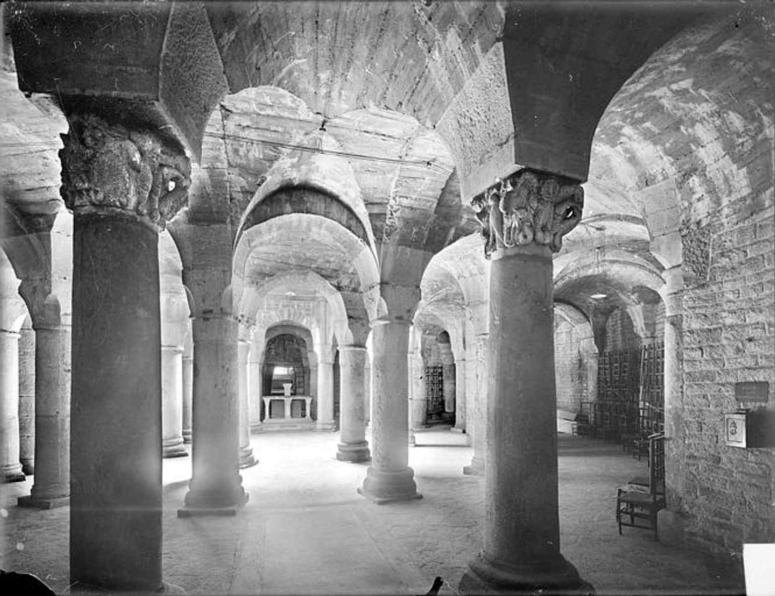 An overall view of the crypt from 1919, a rare circular structure of 16.5m diameter that is the only surviving part of Guillaume de Volpiano's 11th-century rotonda, built to house Saint Bénigne's sarcophagus.
