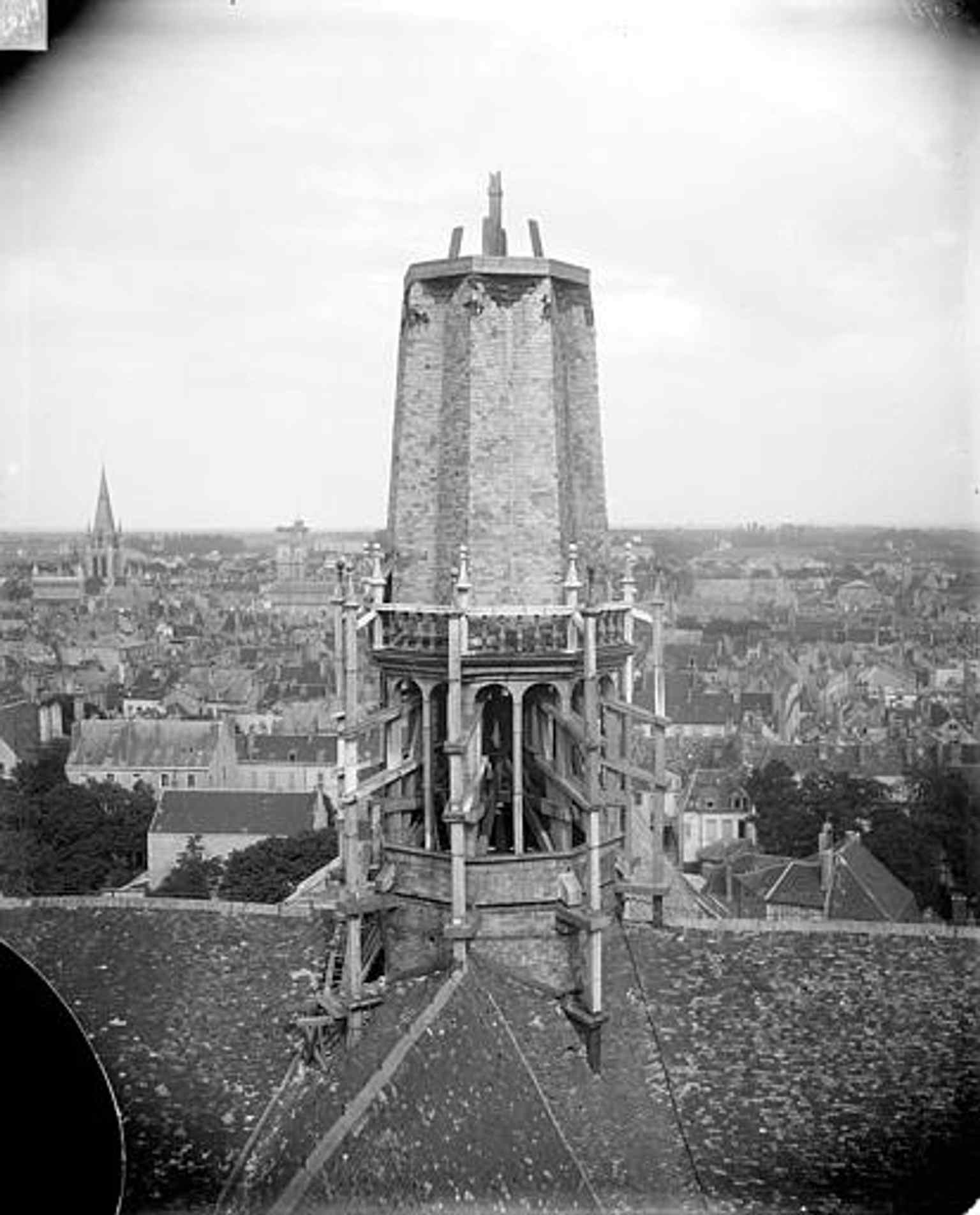 A historical image from 1919 showing the lower part of the spire under construction, which was replaced by Charles Suisse between 1884 and 1896, rising to 93 meters from the ground.