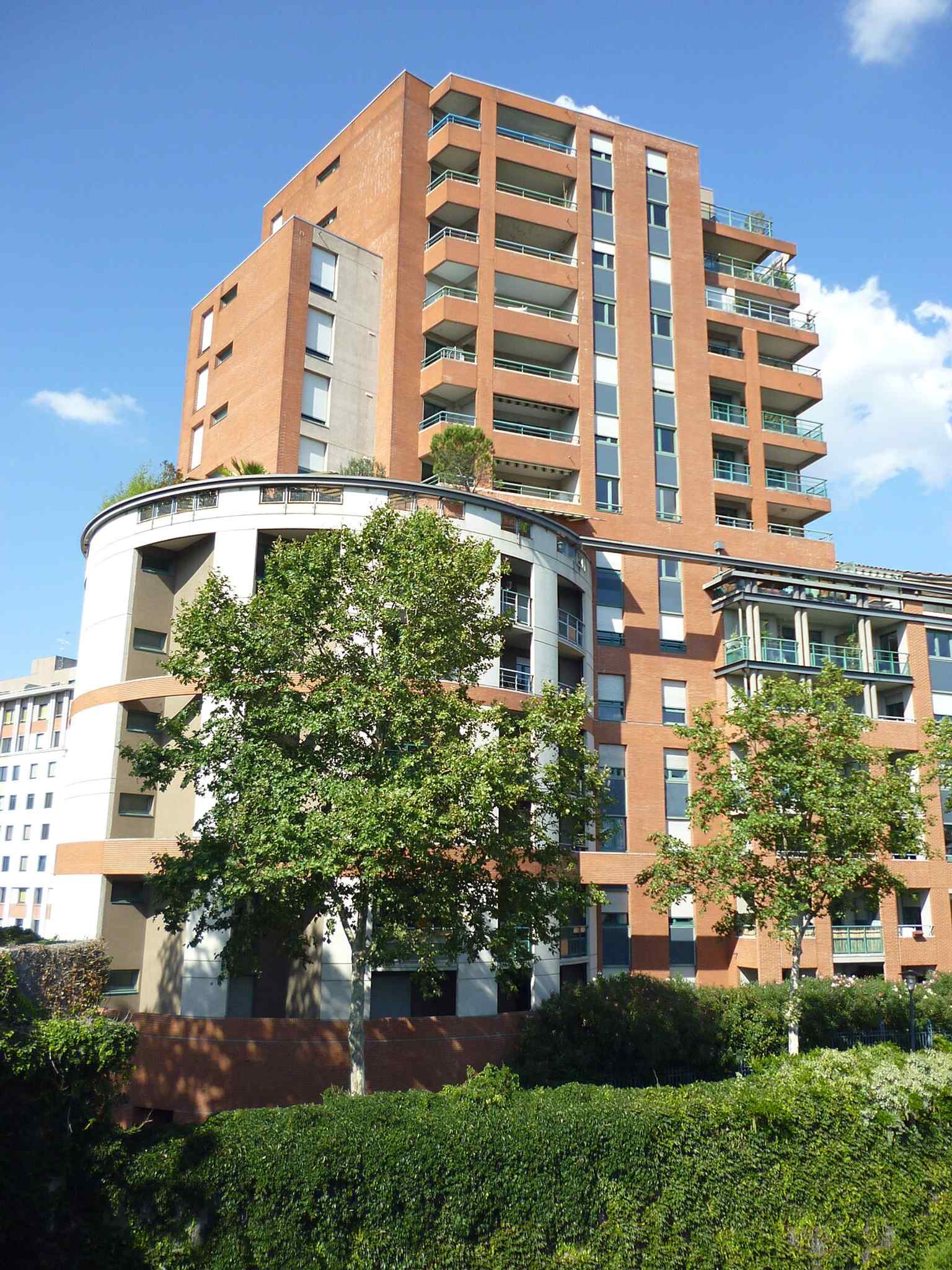 Residential buildings along Avenue de l'Ancien-Vélodrome, showing the quiet urban setting that replaced the old velodrome site near the Bazacle and the Pont des Catalans.
