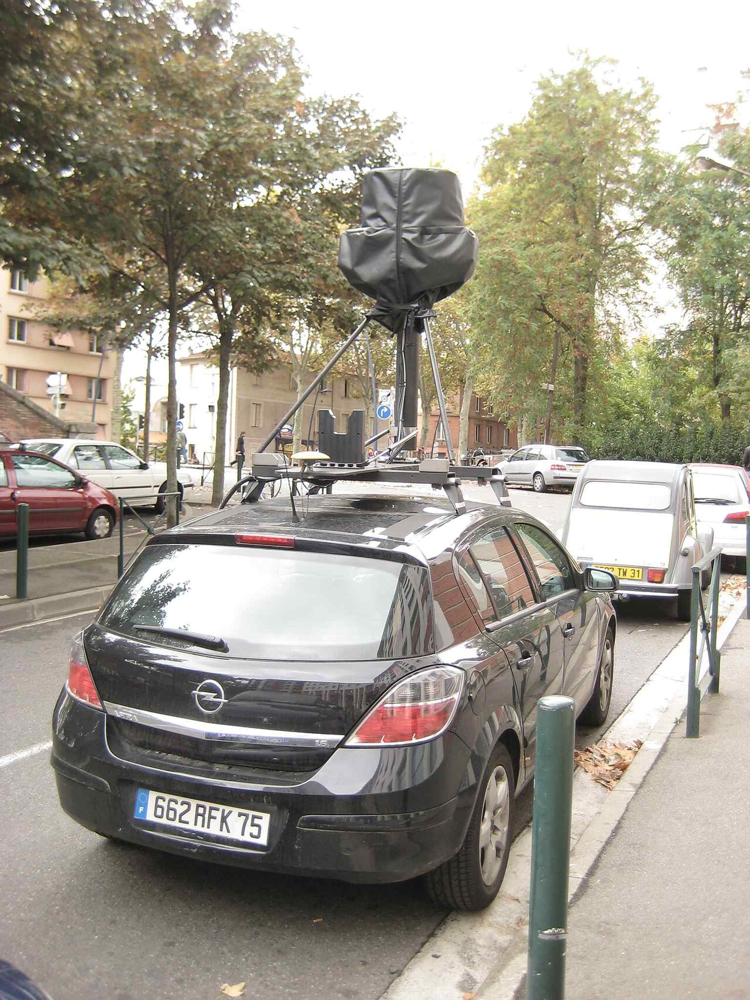 A Google Street View car on Avenue de l'Ancien-Vélodrome — a useful snapshot of this short residential avenue that links only to Avenue Paul-Séjourné.