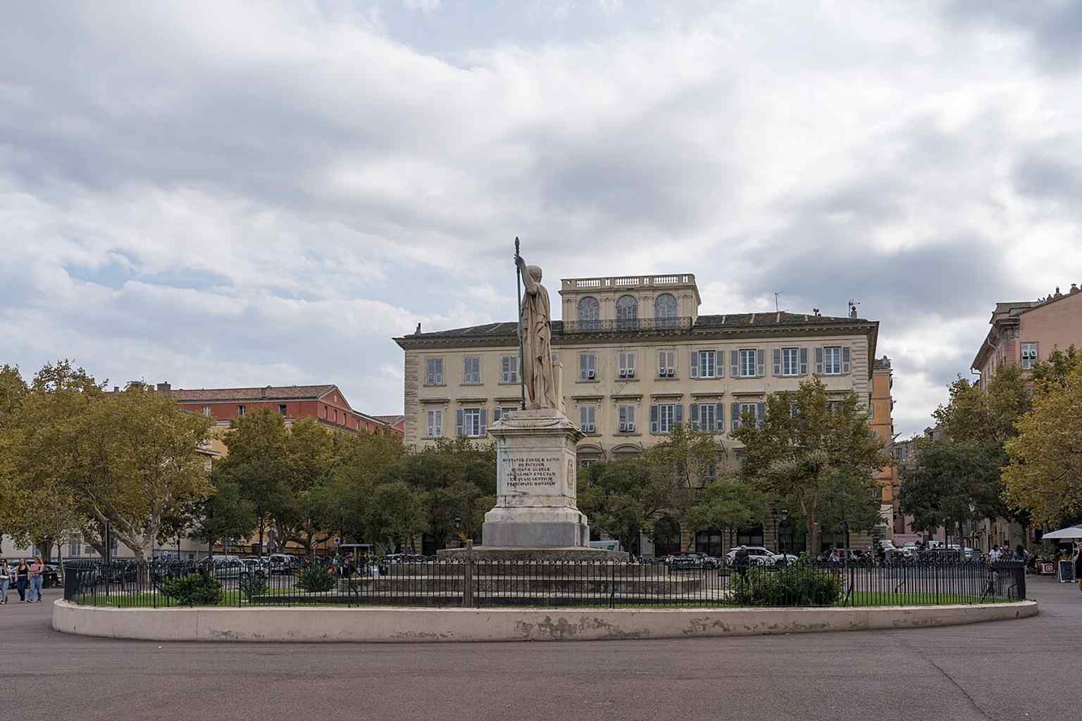 Ein klassischer Blick auf den alten Hafen von Bastia, der die Hafenatmosphäre veranschaulicht, die die Stadt zu einem mediterranen Handelszentrum machte.