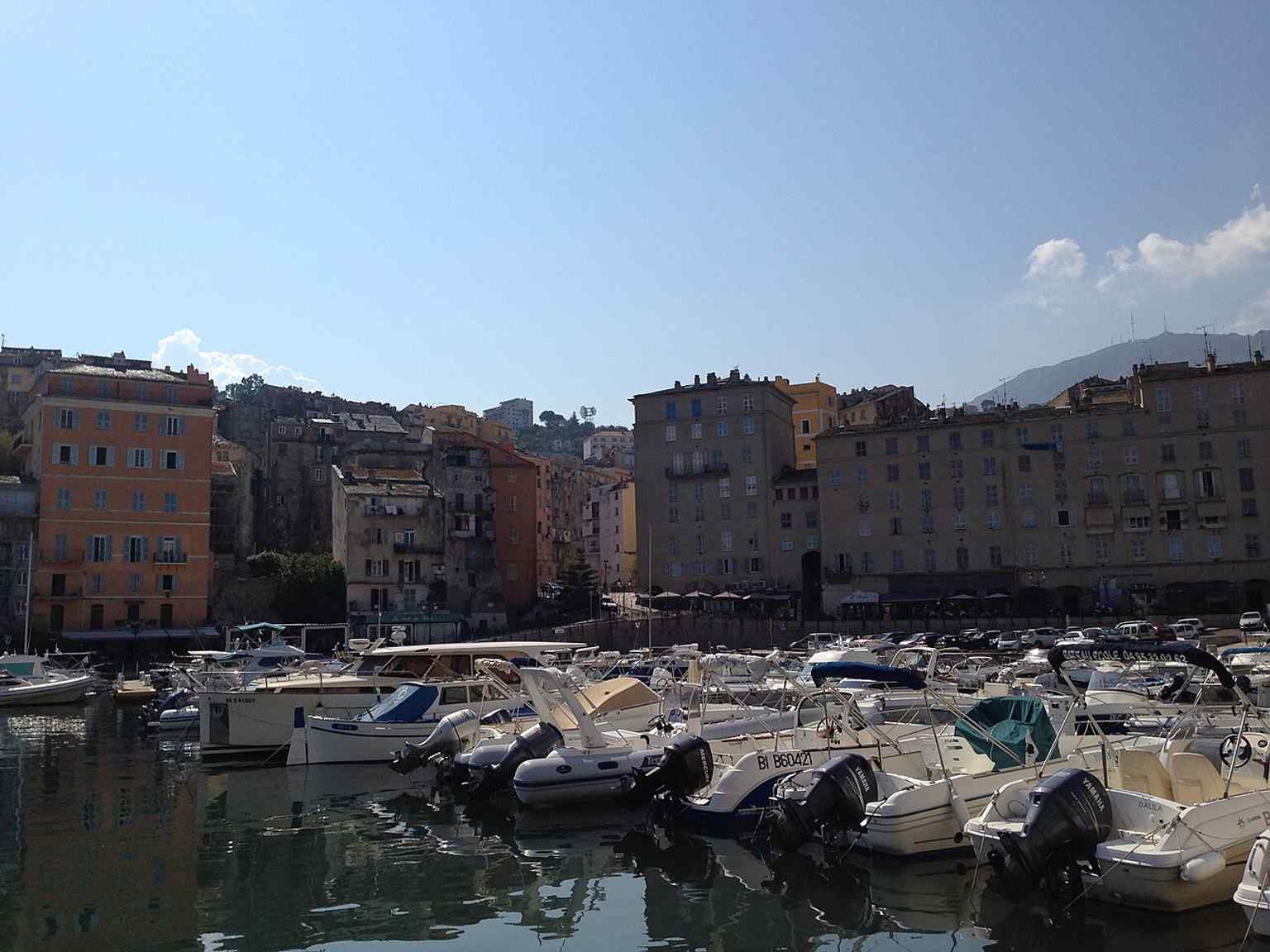 Jardin Romieu über dem alten Hafen, mit geschichteten Ausblicken über Bastia – ein gutes Bild für die steile Hanglage der Stadt zwischen Meer und Berg.