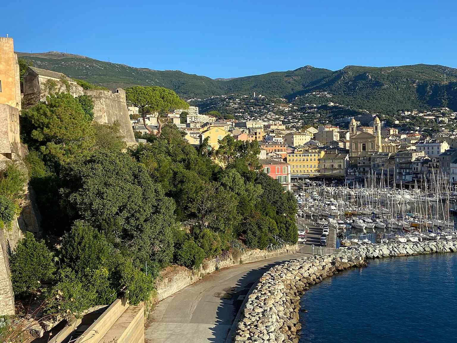 Eine Brunnenplakette aus dem Jahr 1514 im Musée de Bastia, eine greifbare Erinnerung an die genuesische Vergangenheit und die lange städtische Geschichte der Stadt.