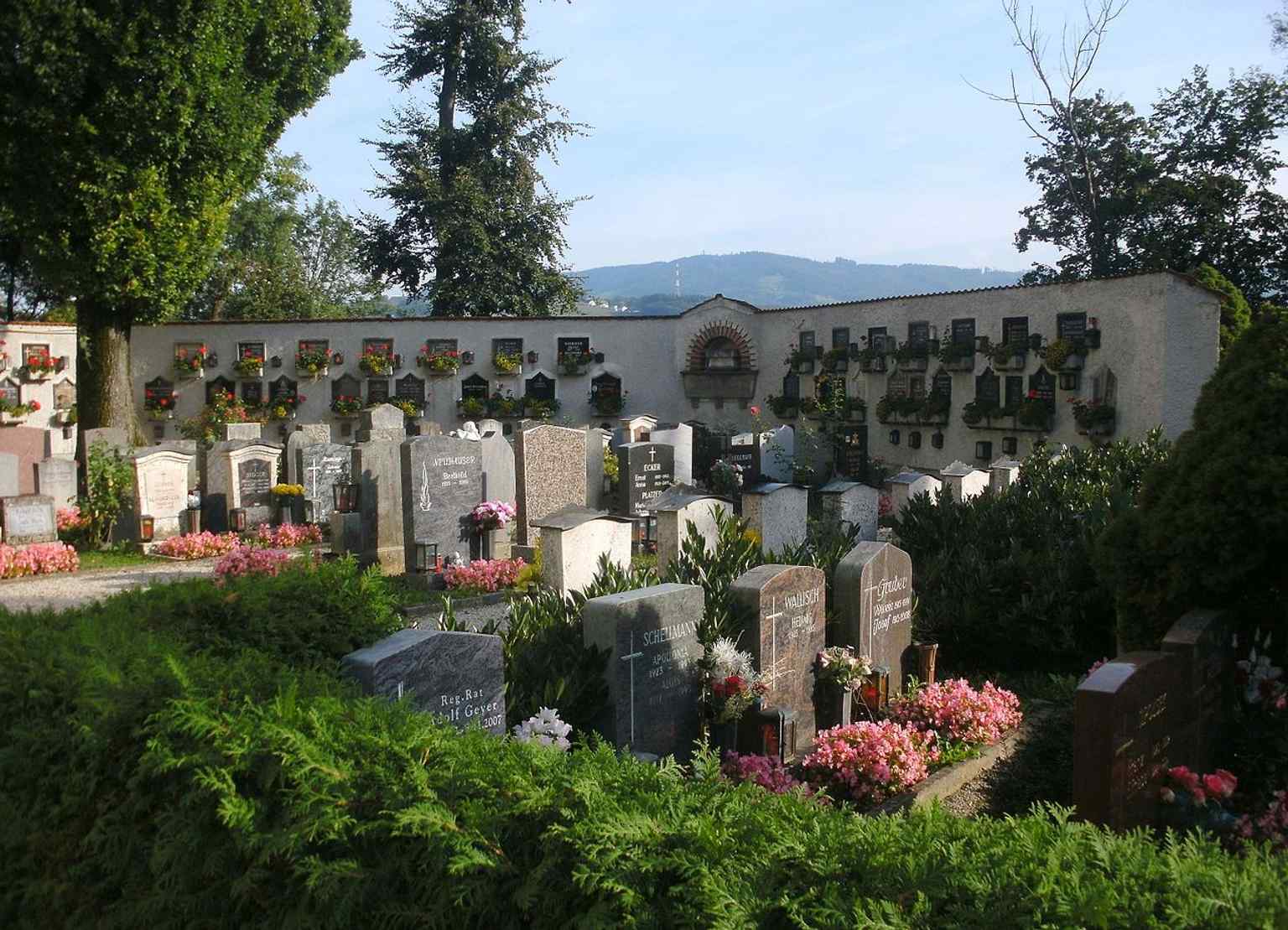 The grave of Josef Wokral, founder of the Flamme association and a key figure behind Steyr’s crematorium.