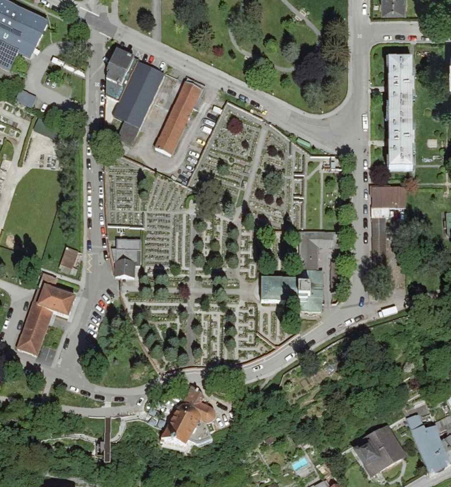 Looking from the crematorium toward the Taborweg entrance, this view connects the building with the cemetery approach.