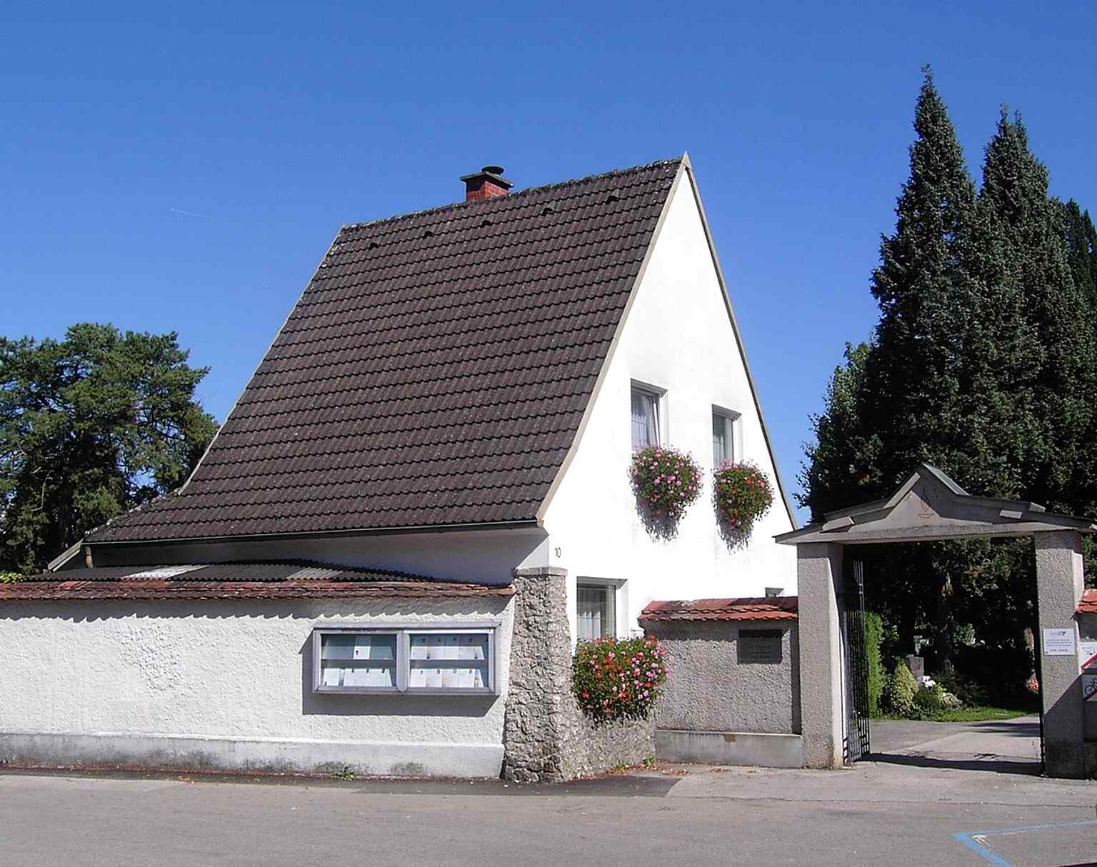 The entrance from Industriestraße, one of the access points to the cemetery grounds.