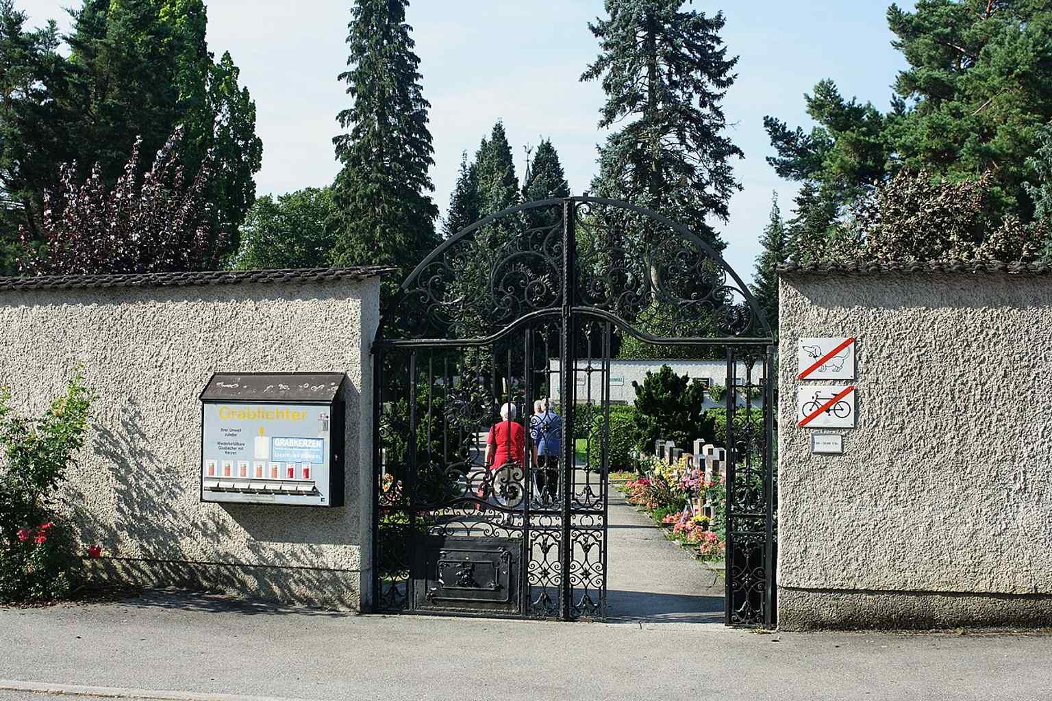 The entrance from Industriestraße, one of the access points into the cemetery grounds.