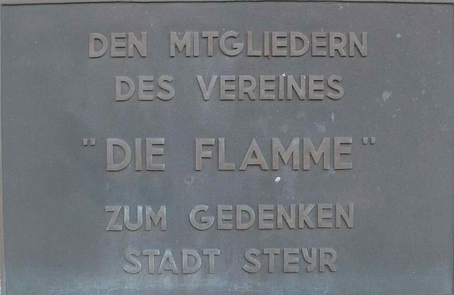The memorial plaque at the Taborweg entrance, tying the place to the history of the fire-cremation association Flamme.