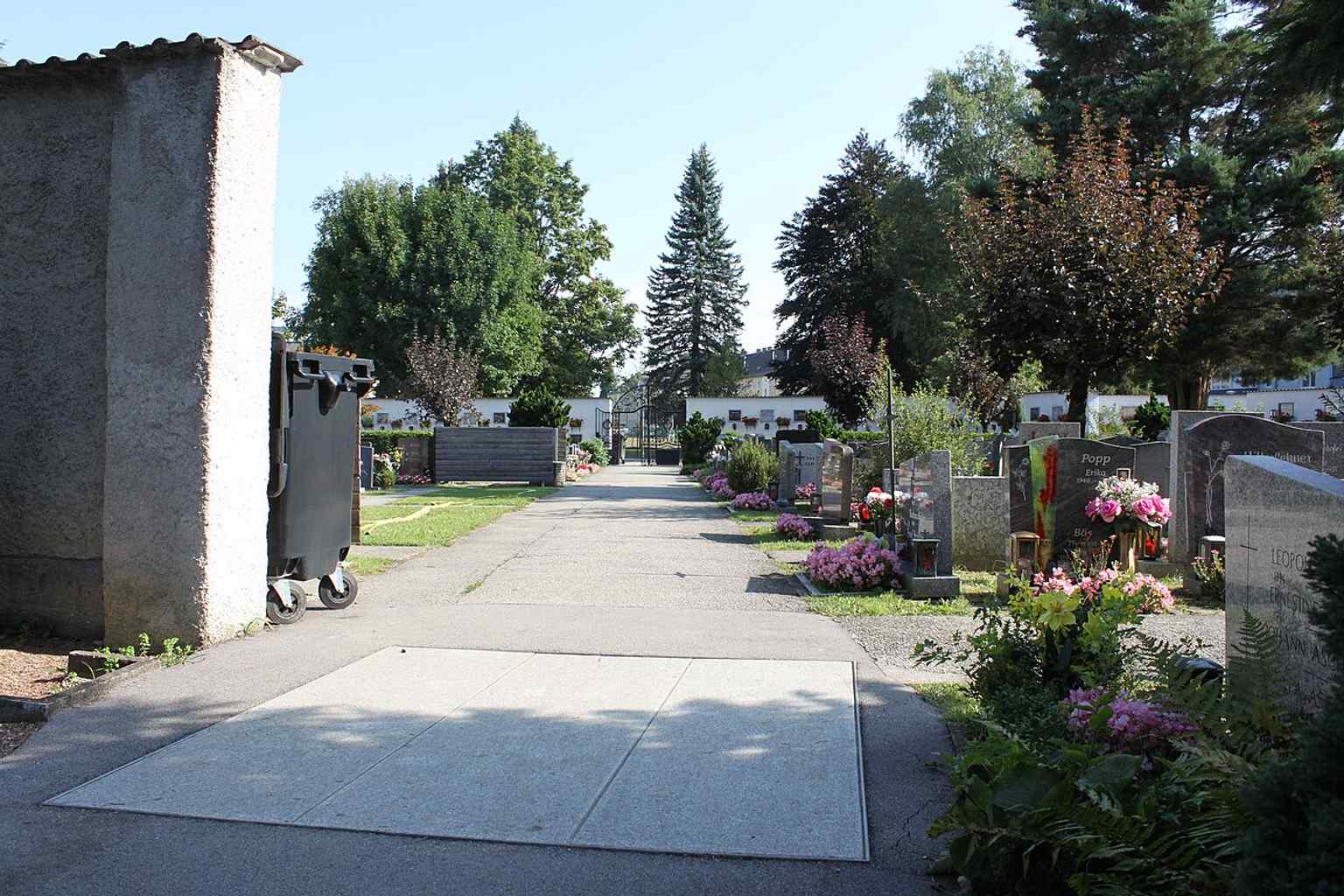 The marked burial place of KZ prisoners’ ashes, a stark reminder that the crematorium was also used during the Nazi era.