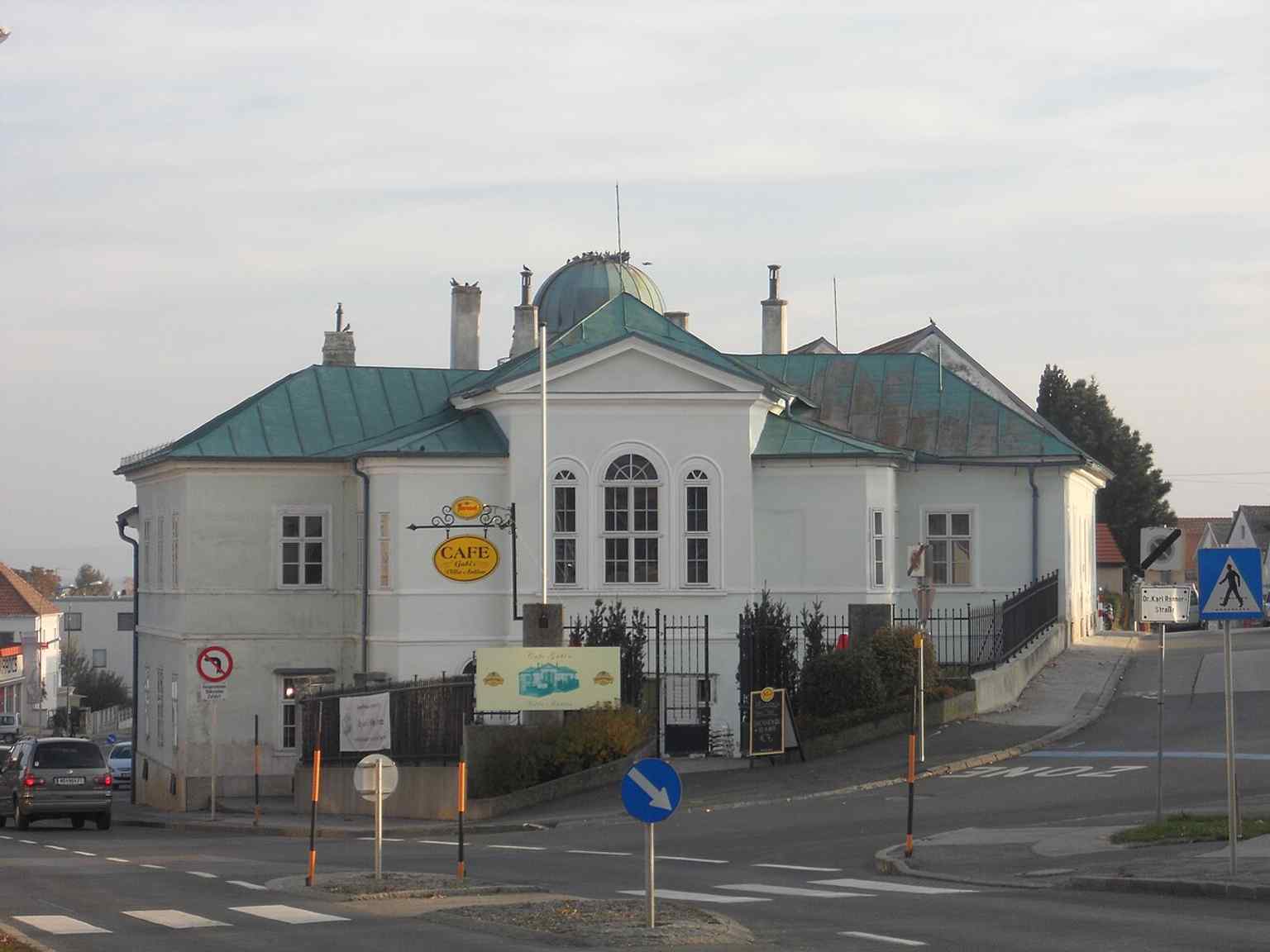 The Baroque Leinnerhaus and its enclosing wall in Eisenstadt — this protected building later housed the Burgenland State Museum, archive, and today a gallery and event venue.