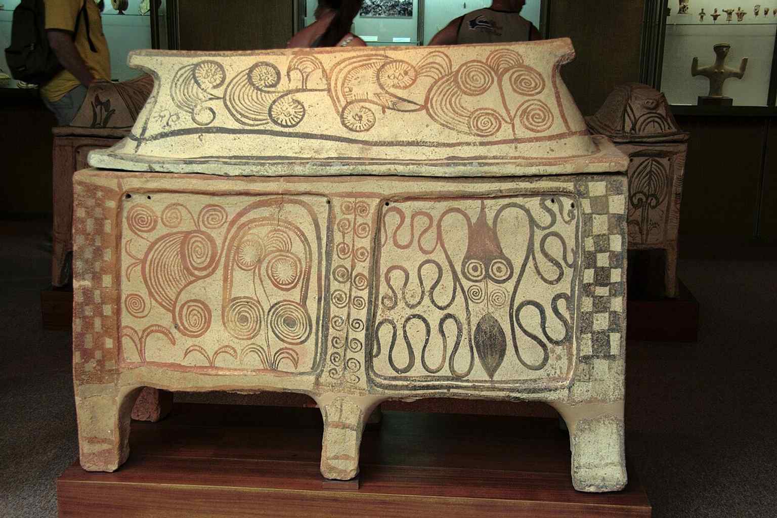 Observe this Minoan larnax, a sarcophagus adorned with the exquisite "Marine style," a popular decorative motif during the Neopalatial period in Crete.