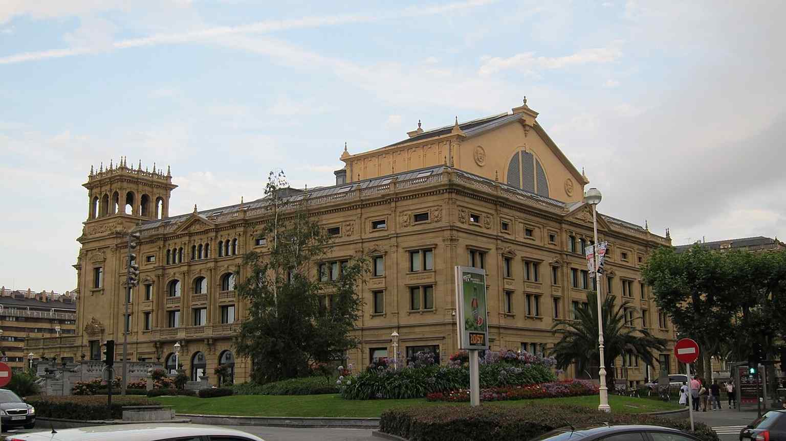 A wide panorama of the theatre and its urban setting, ideal for placing it within San Sebastián’s riverfront landscape.
