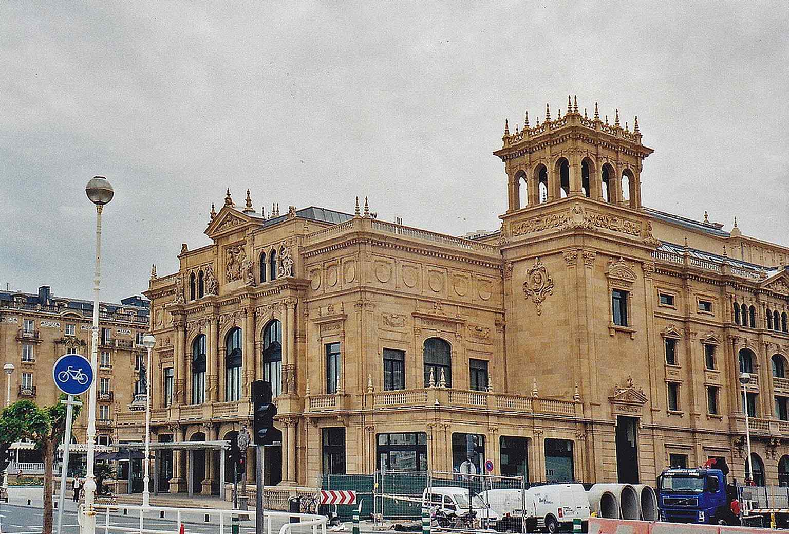 A scanned analog-era view of the theatre, adding another historical angle on this central San Sebastián landmark.