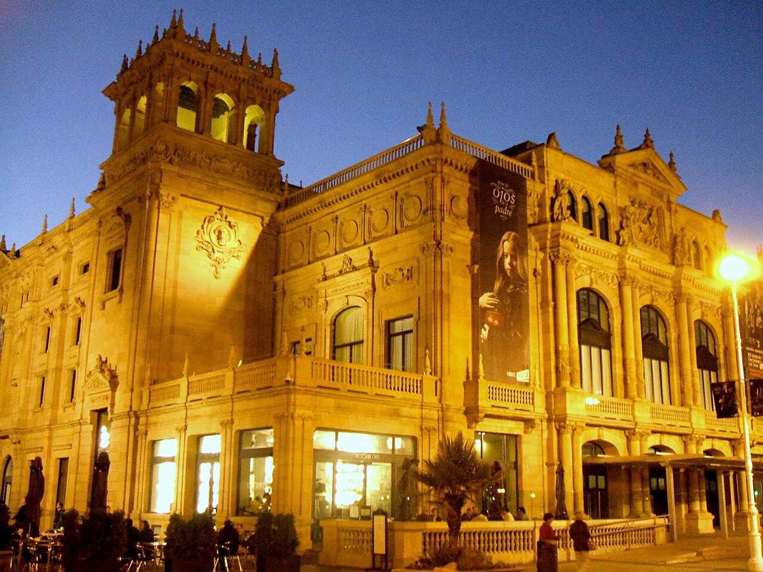 A clean modern view of the theatre’s exterior, useful for showing the building’s neorenaissance, neoplateresque character.