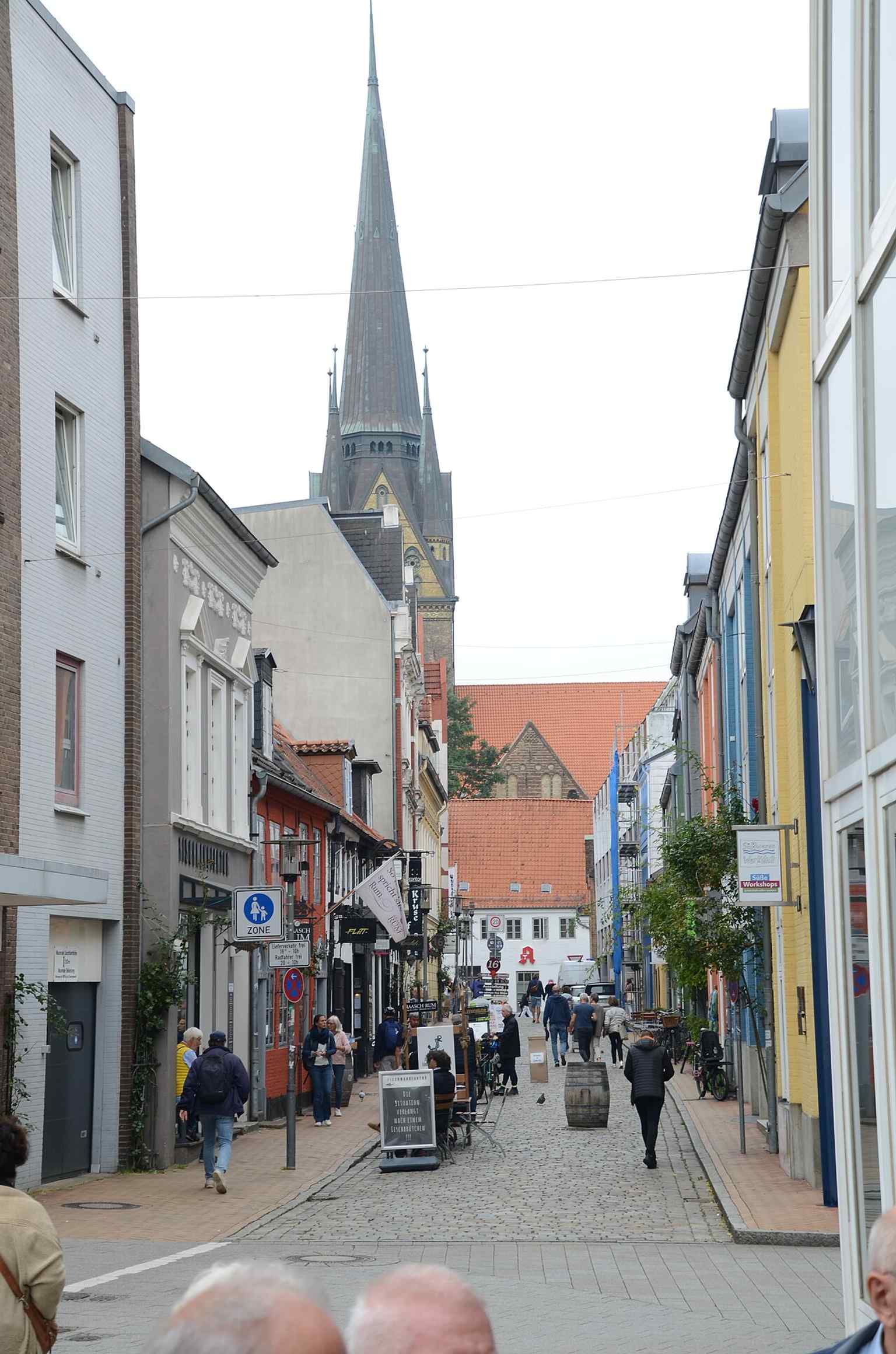 A present-day view of Red Street in Flensburg, the historic southbound route that still links the old town’s market squares and now serves as a lively pedestrian street.