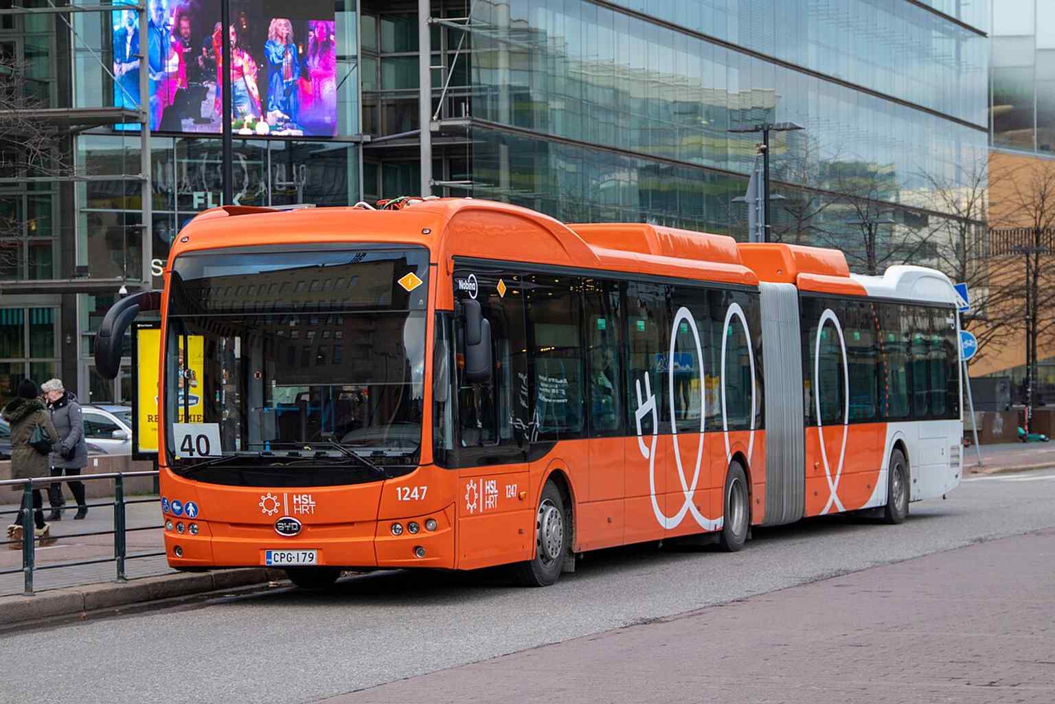 An articulated route 40 bus at Elielinaukio, one of the square’s core services linking central Helsinki with the western suburbs.