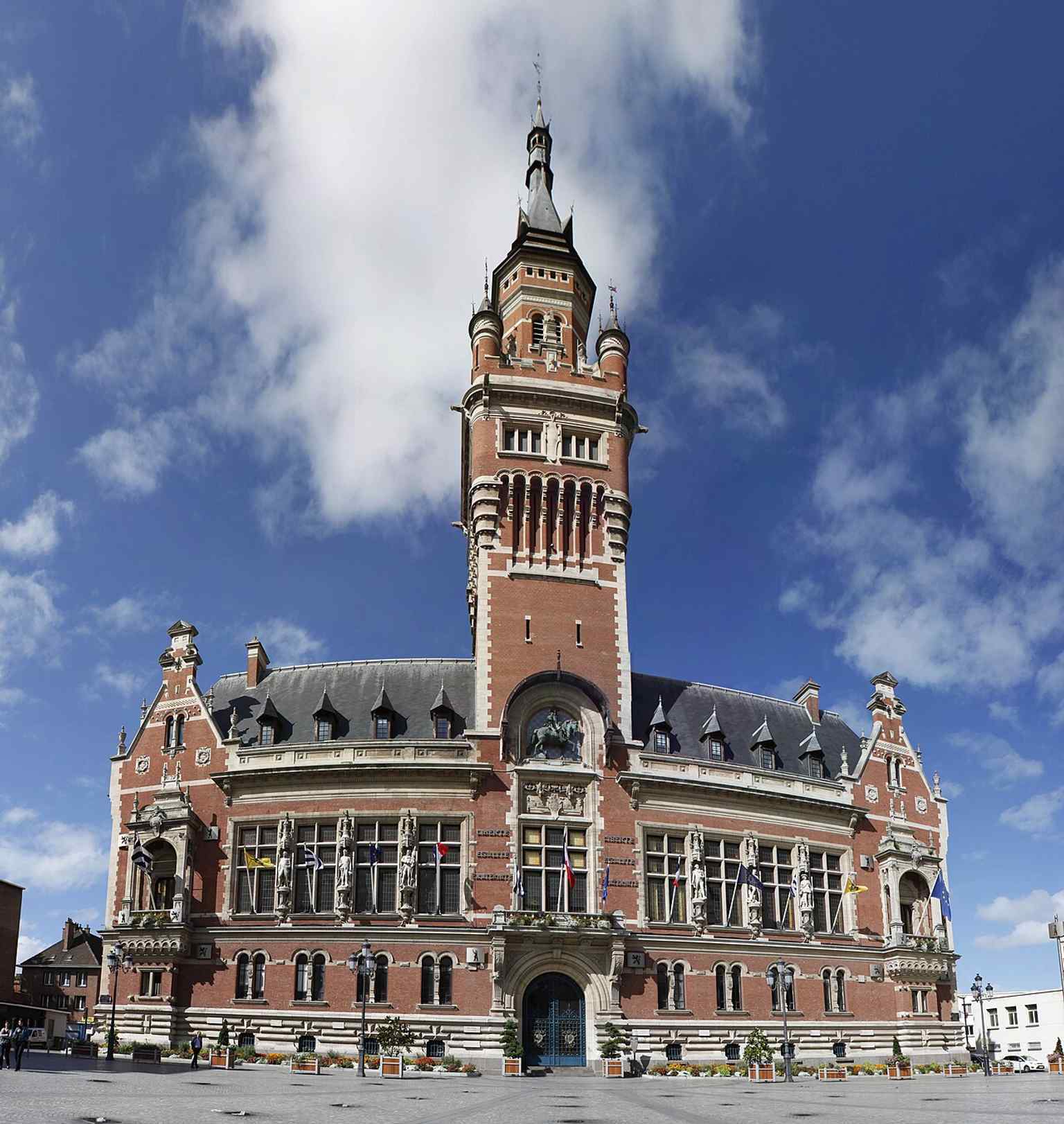 Wide panorama of Dunkirk’s City Hall, showing the grand 1901 building on Place Charles Valentin and its soaring 75-meter belfry.