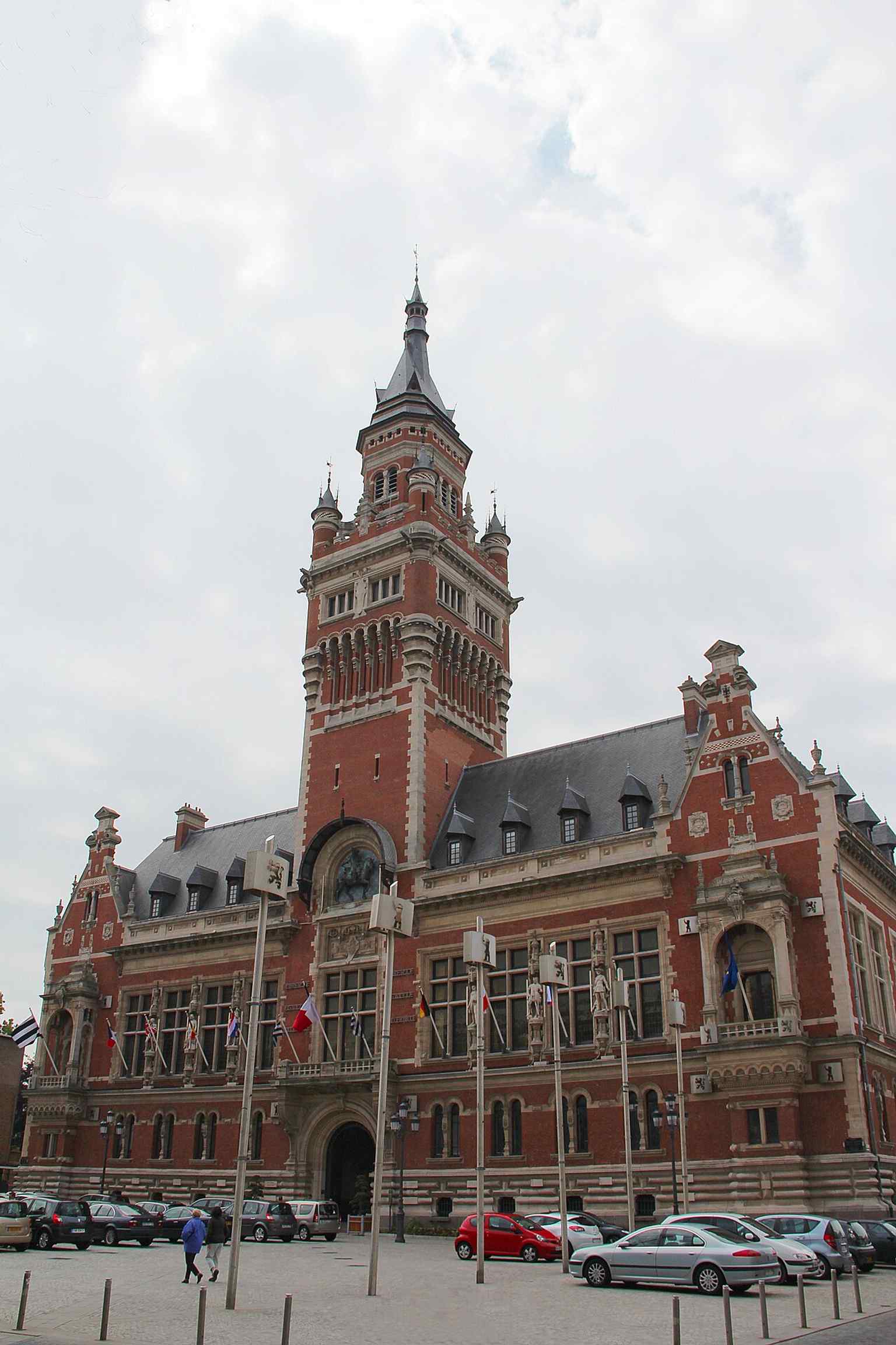 A clear frontal view of the neo-Flemish façade, built between 1897 and 1901 to replace the older town hall on this same site.