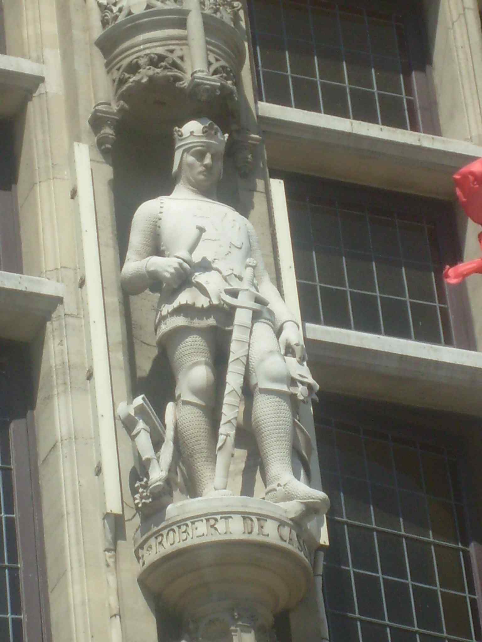 Robert de Cassel’s façade statue, part of the sculptural program that gives the building its civic-historical symbolism.