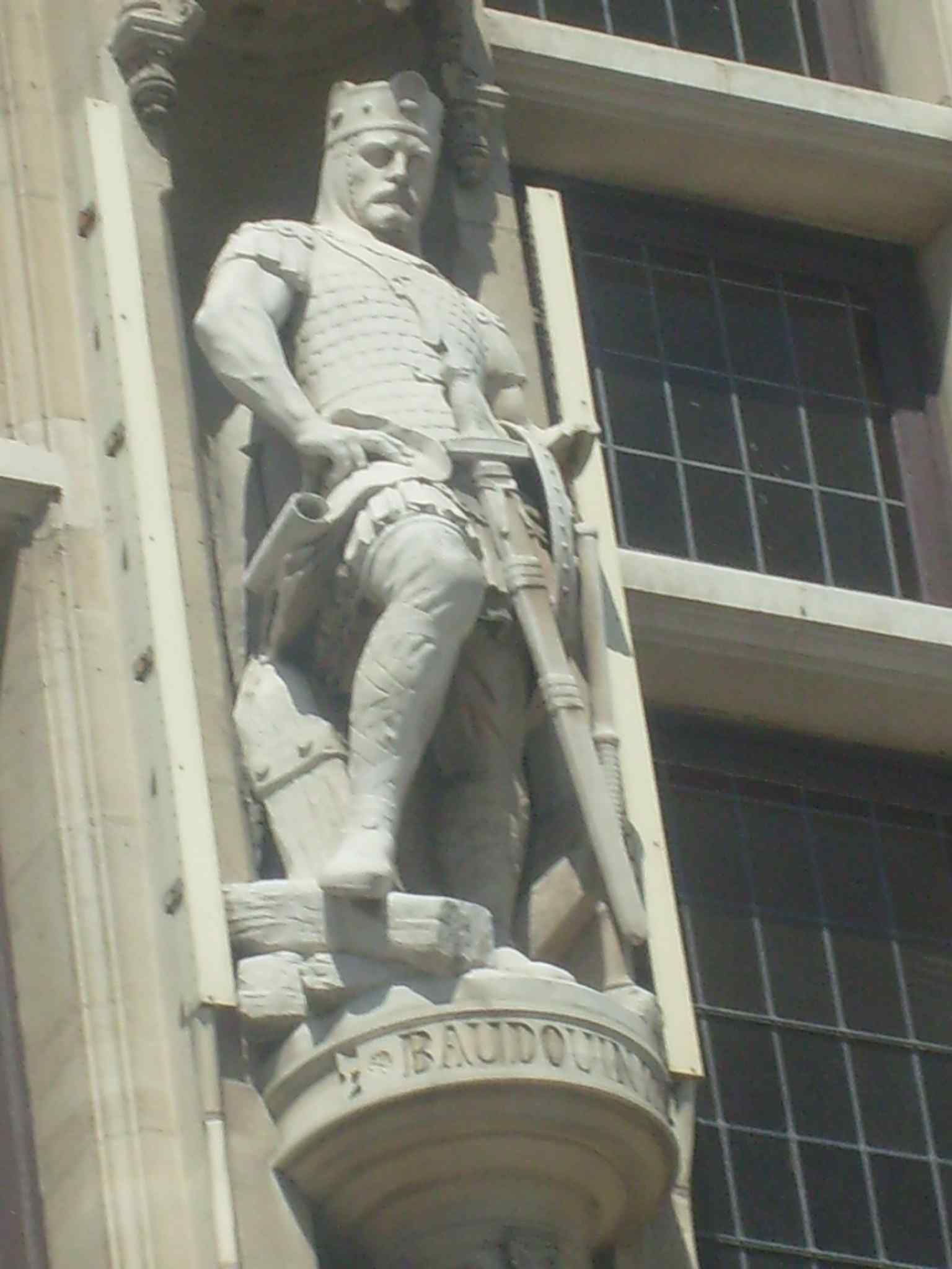 Baldwin III’s statue on the city hall façade, reflecting the building’s Flemish heritage and historical references.