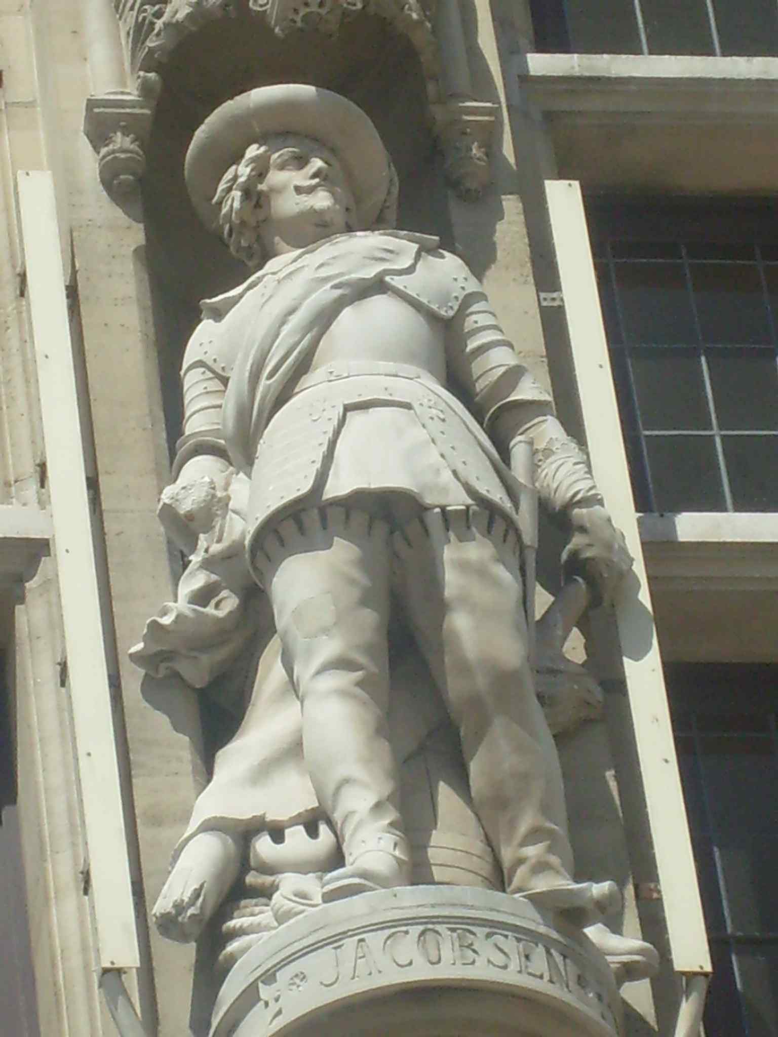 Michel Jacobsen’s statue in the façade lineup, one of the figures commemorated on the city hall’s exterior.
