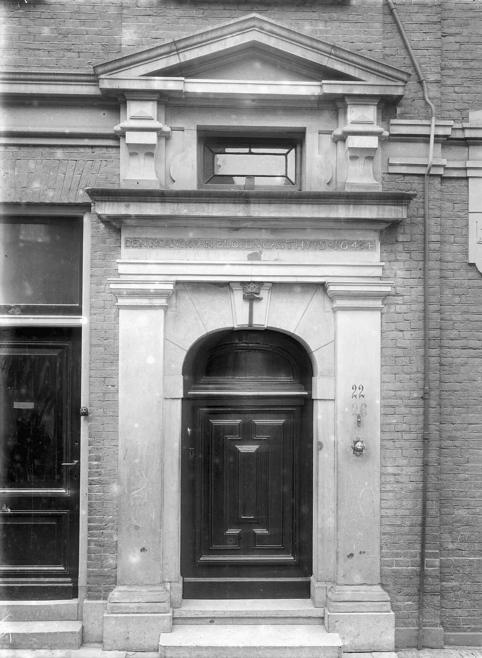 A historical photograph from 1925 of the gate in Boterstraat, where the Guild of Smiths acquired the property for their hospice in 1440 to care for old and infirm members.