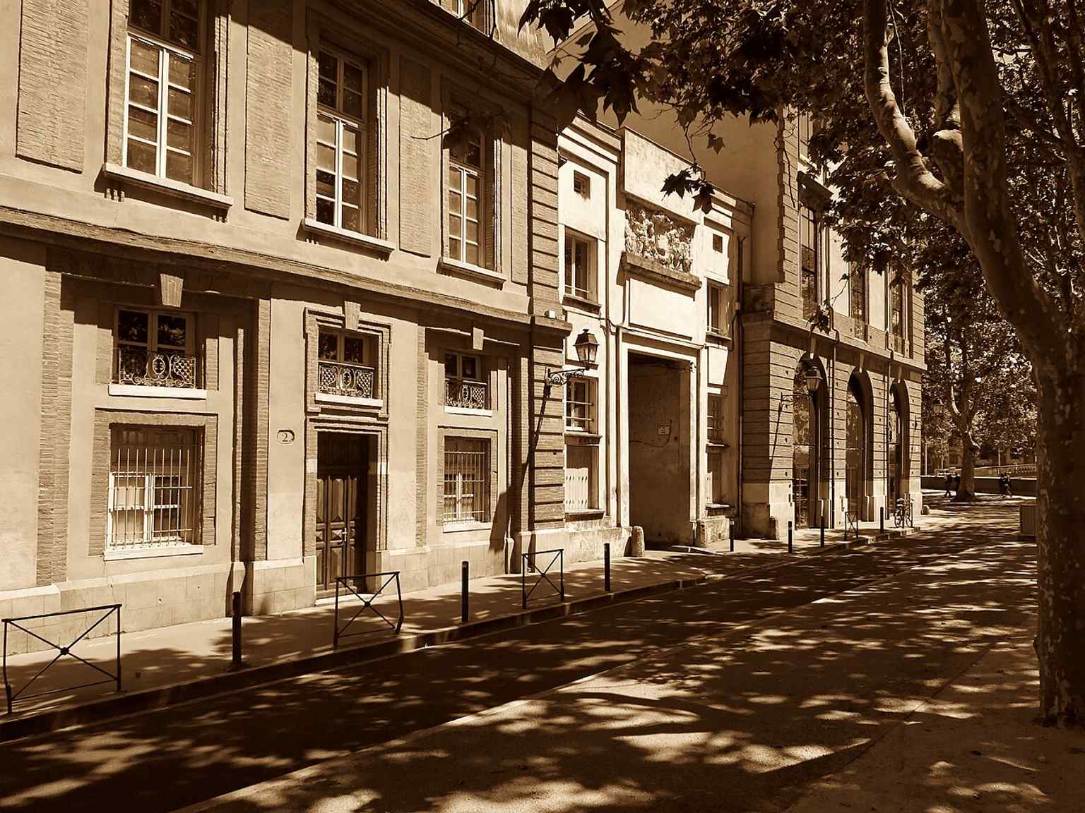 The Quai Saint-Pierre meeting Rue de la Boule — a key junction in the historic route toward Saint-Pierre-des-Cuisines.