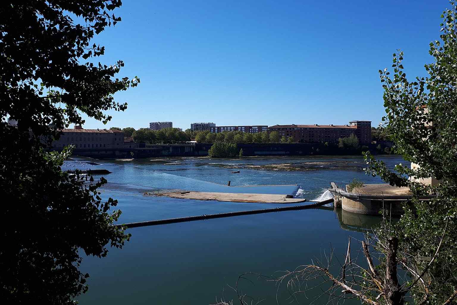 A broad view of Quai Saint-Pierre along the Garonne, showing the riverside walkway that stretches from the Bazacle to Place Saint-Pierre.