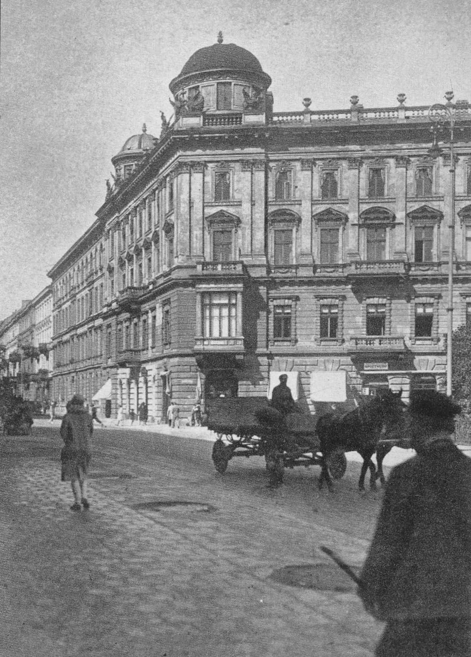 A prewar view of the house before wartime damage erased much of the original rooftop ornament.
