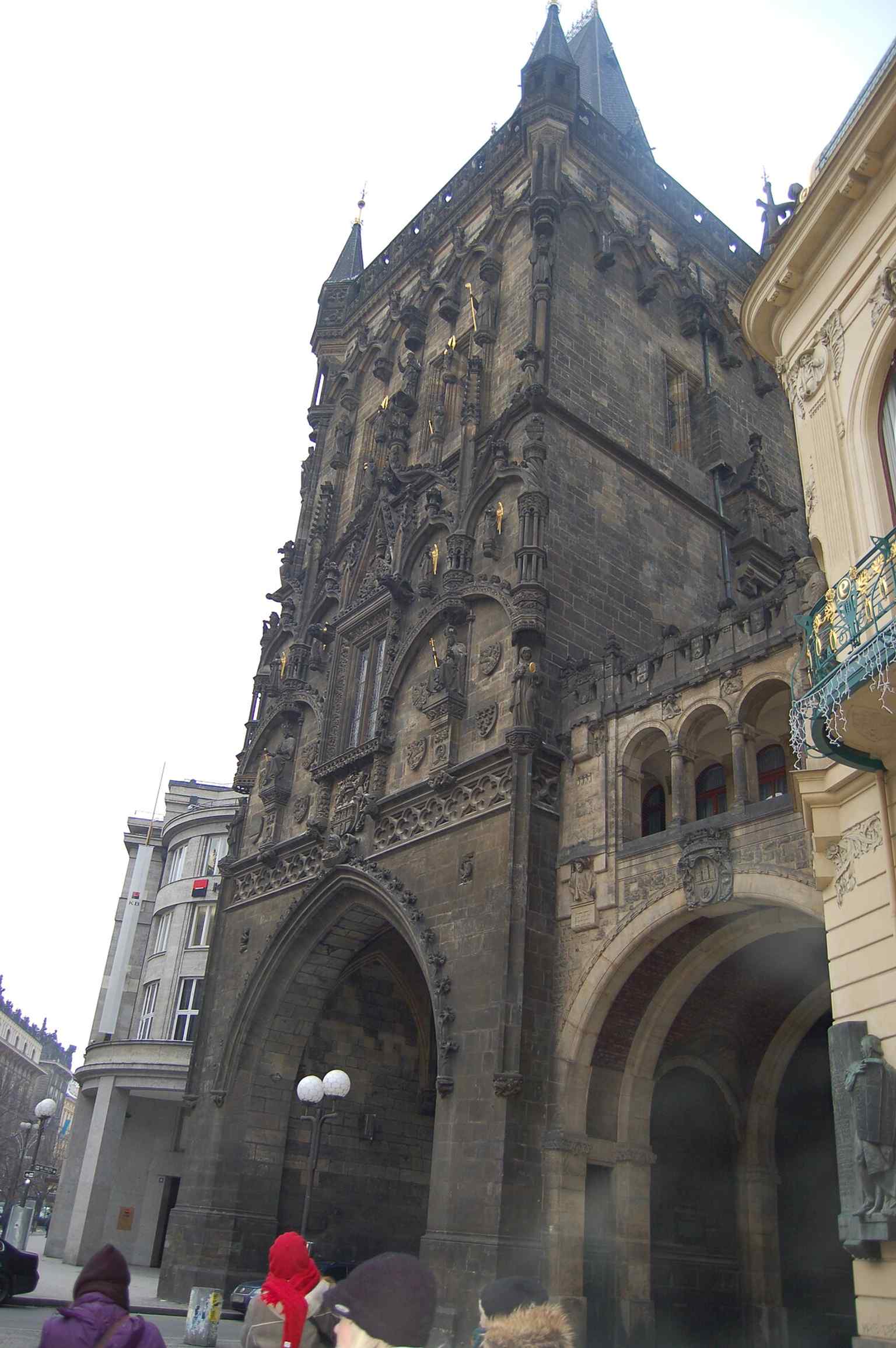 Moderne Arbeiter pflegen den Pulverturm akribisch, was die kontinuierlichen Bemühungen widerspiegelt, seine komplizierten Details aus „steinerner Spitze“ zu erhalten und Schäden durch jahrhundertelange Abnutzung und Umweltverschmutzung zu reparieren.