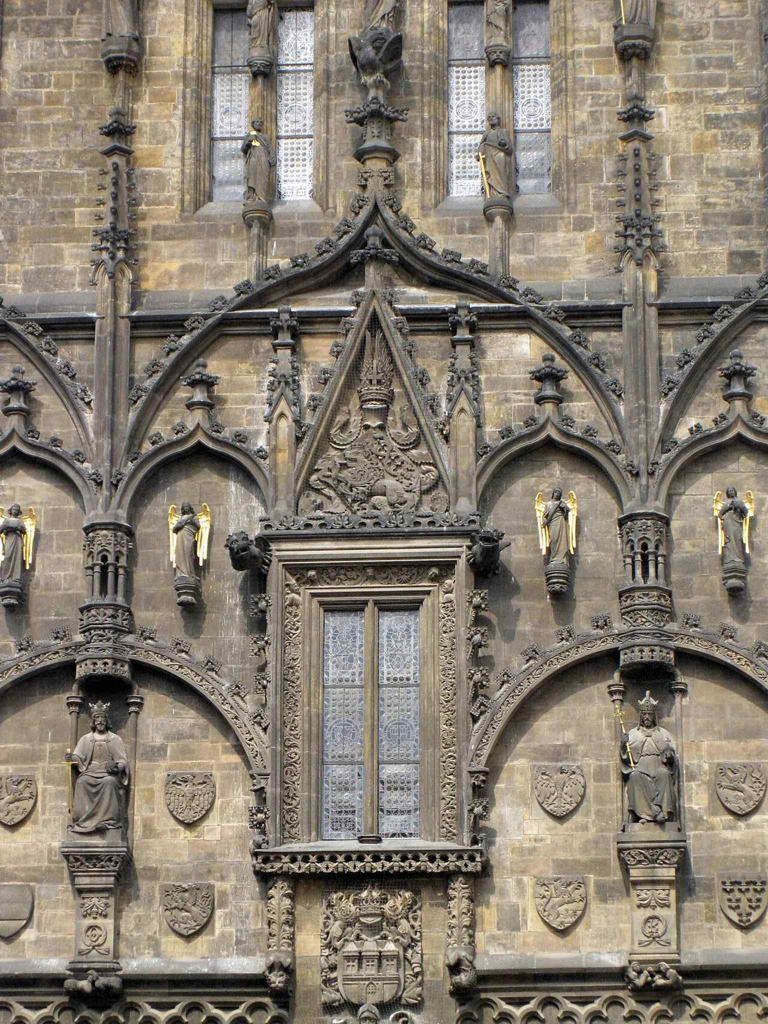 Ein eindrucksvoller Blick auf den Pulverturm, der ursprünglich 1475 für zeremonielle Zwecke erbaut und später von Josef Mocker im neugotischen Stil restauriert wurde.