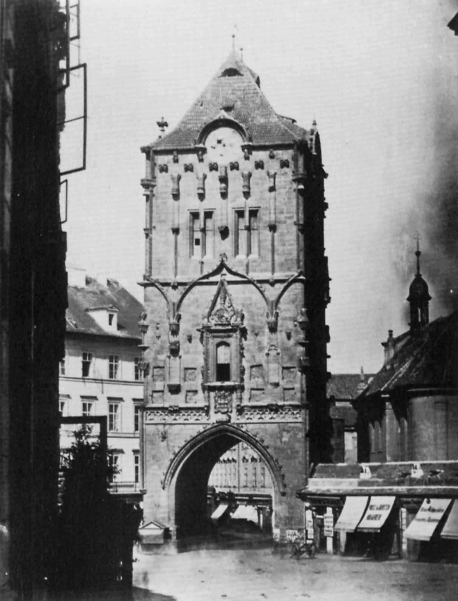 Der Pulverturm leuchtet vor dem dämmerigen Himmel und unterstreicht seine Rolle als ikonisches Wahrzeichen in der Prager Altstadt.