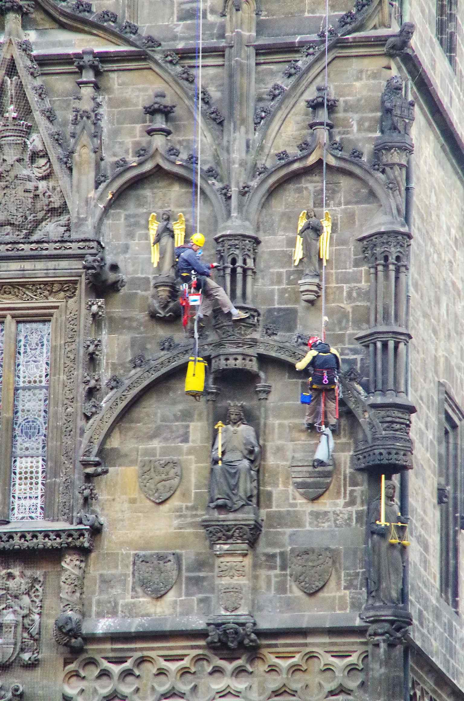 Ein moderner Blick in die Hybernská-Straße, der die prominente Lage des Pulverturms an der Kreuzung mit Na Příkopě und dem Platz der Republik zeigt.