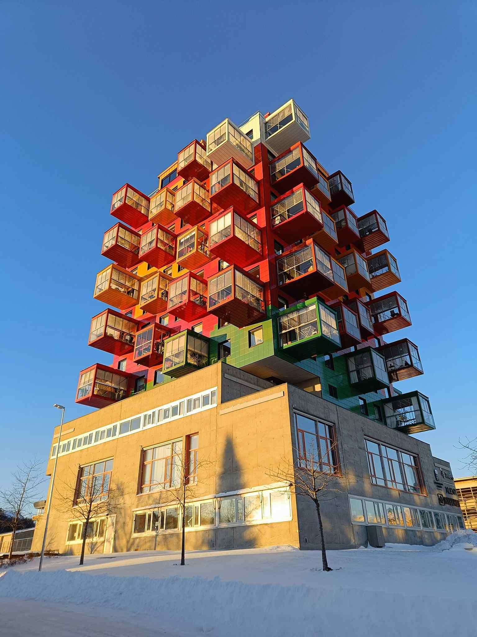 Ting1’s colorful façade and stacked glass balconies make the building famous as Örnsköldsvik’s so-called 'Legohuset'.