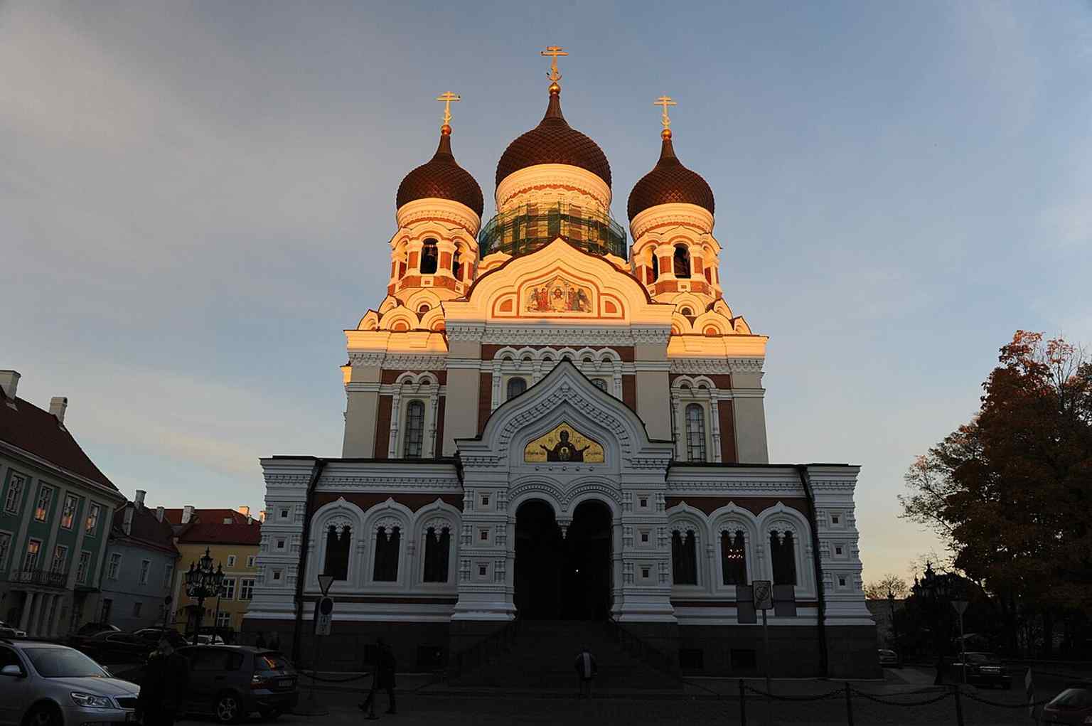 Frontal twilight view of the cathedral, ideal for a narrative about the church’s endurance through imperial, Soviet, and modern Estonian periods.