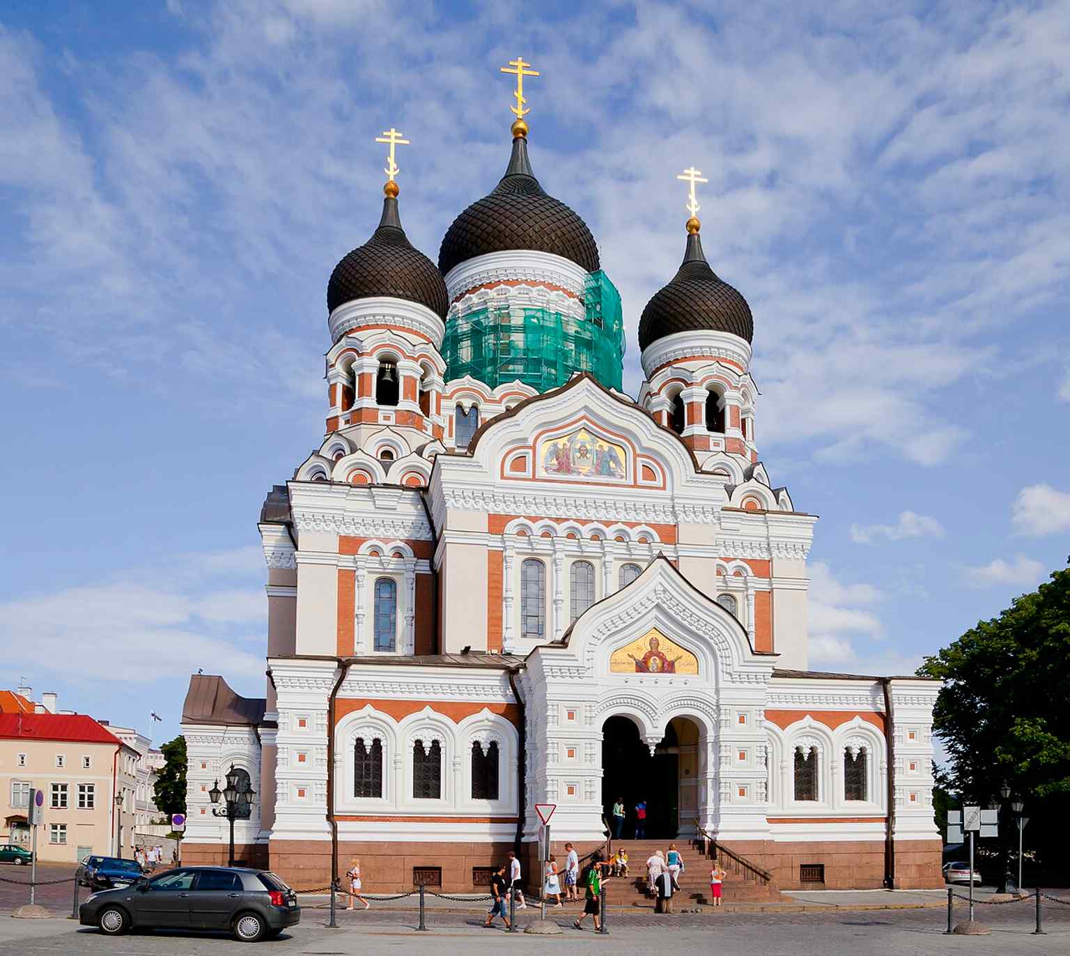 A crisp modern exterior view that shows the cathedral’s ornate Russian Revival form, inspired by 17th-century Moscow and Yaroslavl churches.
